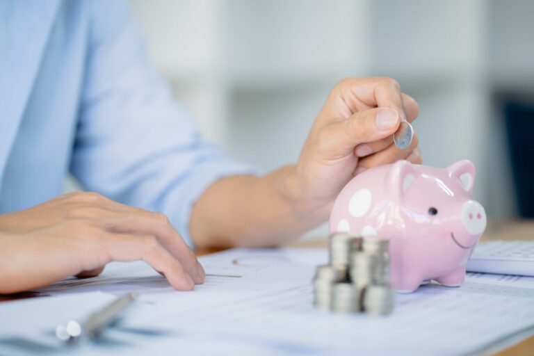 uomo che mette soldi nel salvadanaio