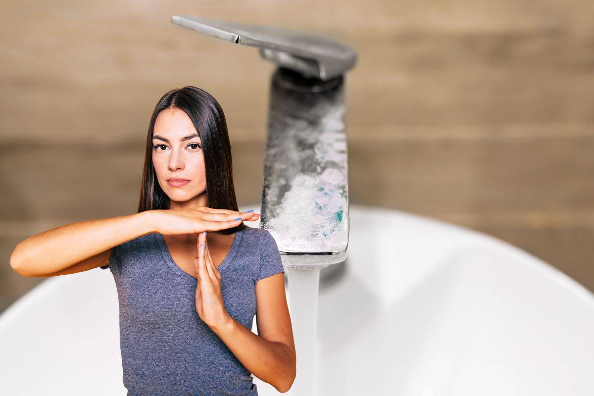 donna che dice stop al calcare sui rubinetti