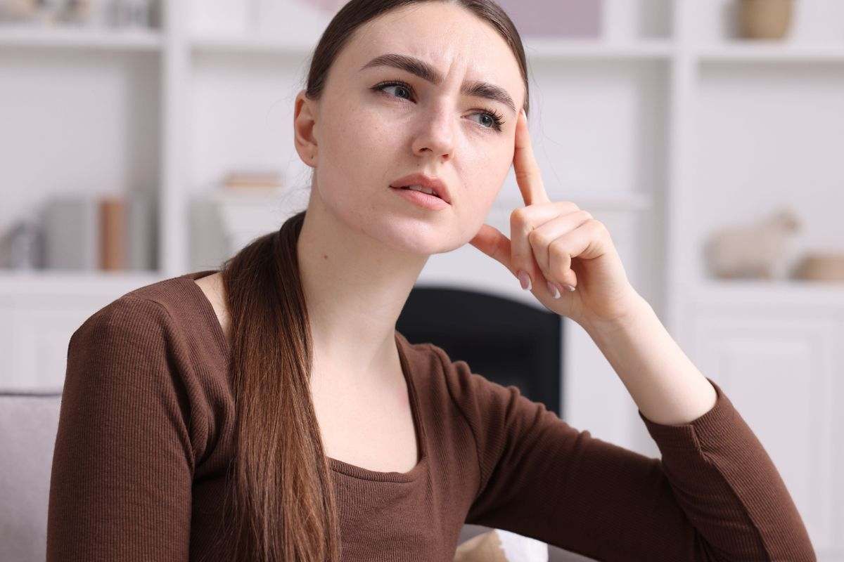 donna che non riesce a ricordare qualcosa