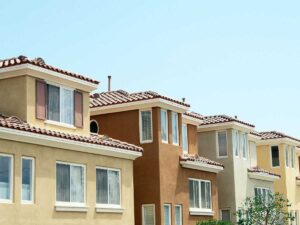 case disposte l'una accanto all'altra