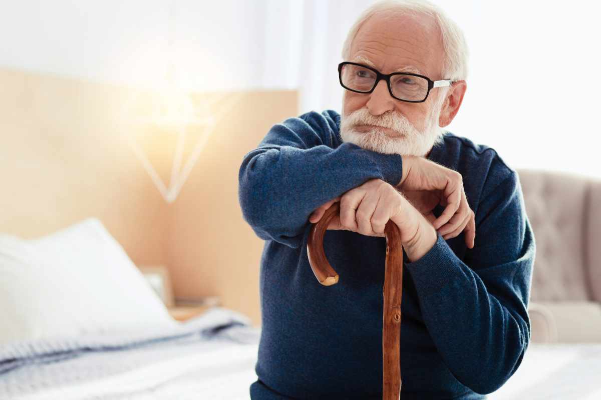 un pensionato si regge al bastone