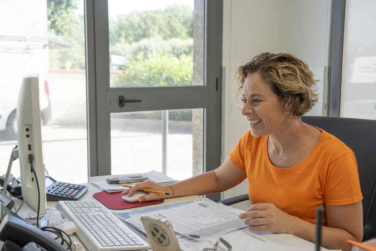 amministratrice di condominio al lavoro