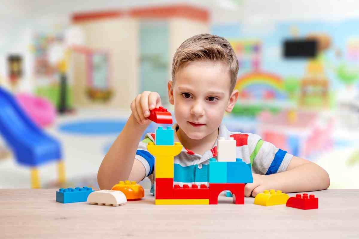 bambino gioca con le costruzioni