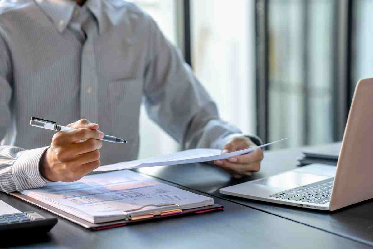 dettaglio delle mani di un amministratore di condominio