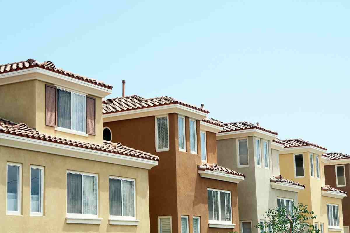 grondaie e tetti di condomini