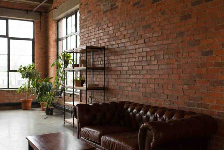 una casa che sembra ancora grezza ma è una scelta stilistica