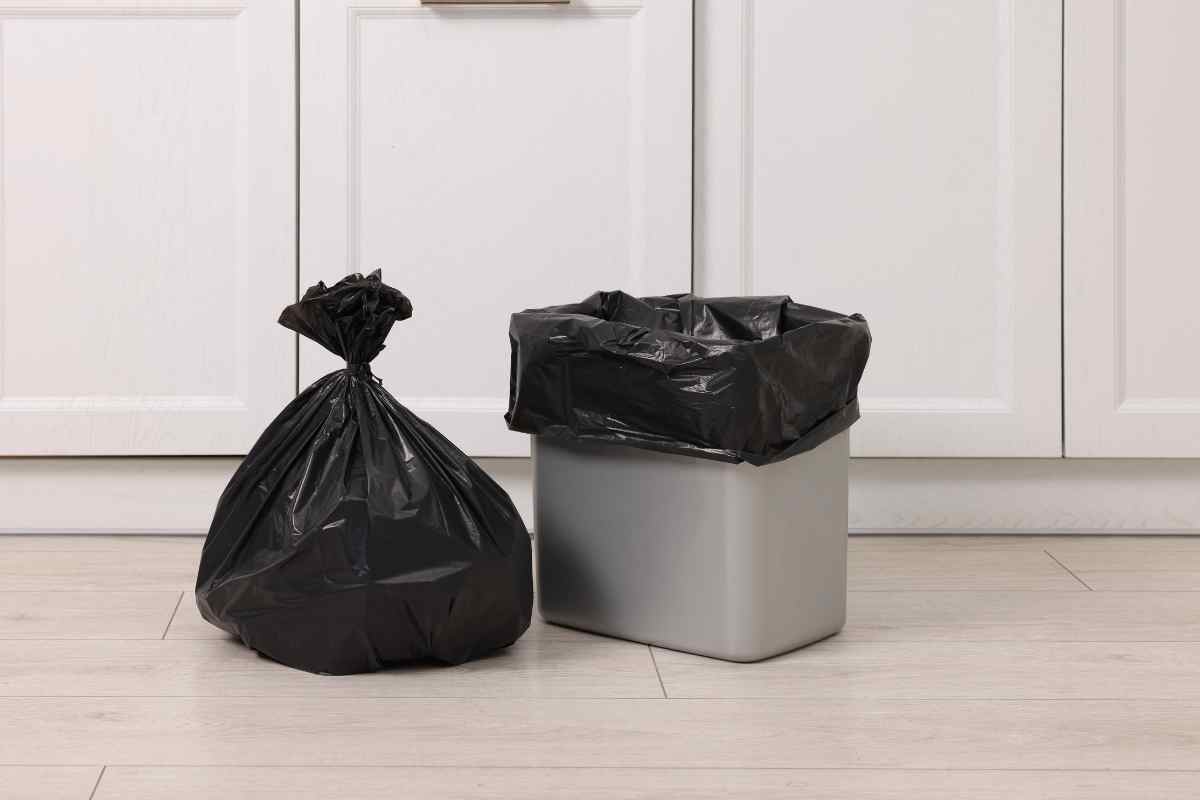 bidoncino e sacchi della spazzatura