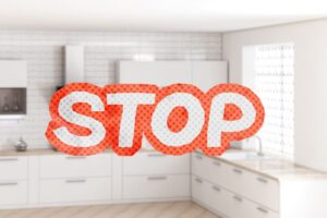 cucina classica e scritta stop