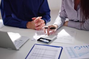 due persone che fanno calcoli