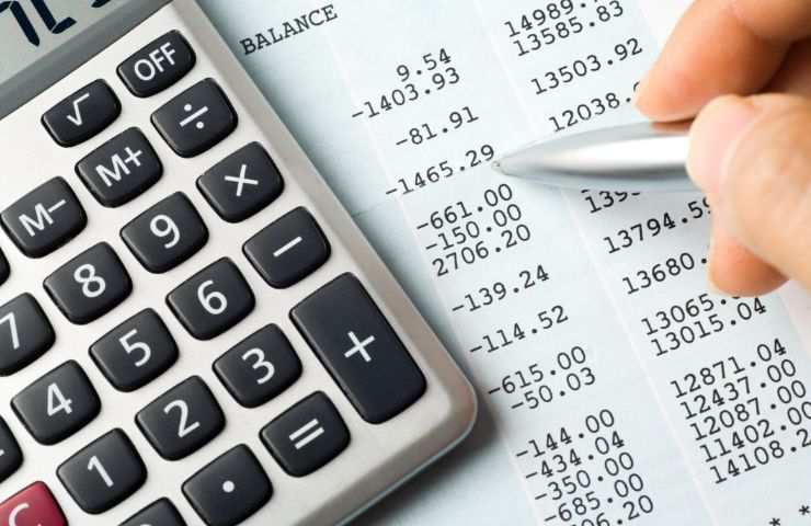 conto corrente e calcolatrice