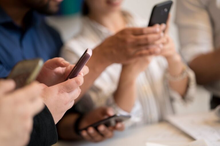 persone con smartphone in mano