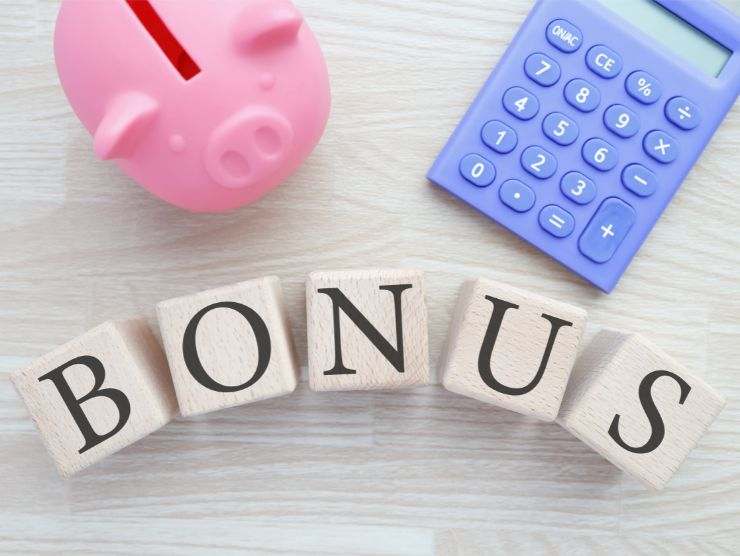 scritta bonus con salvadanaio e calcolatrice