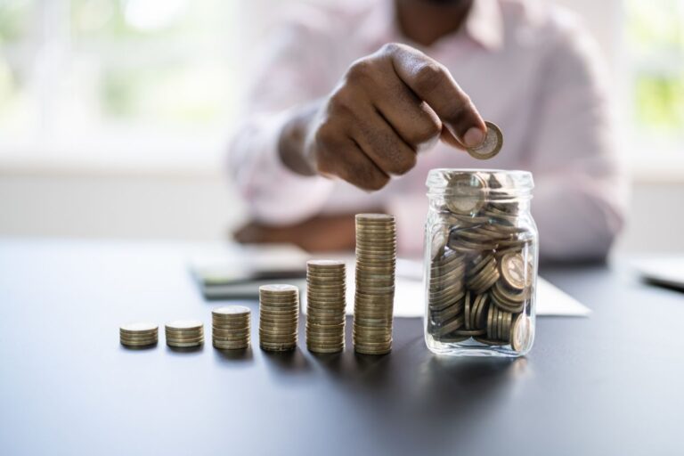 uomo che mette monete in un barattolo